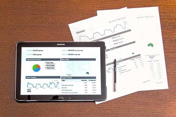 A detailed analysis of website performance on a Samsung screen and hard-copy documents